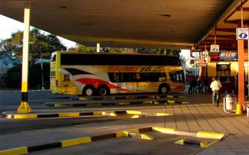 Aclaran que continúan vigentes los protocolos covid en el transporte de media y larga distancia
