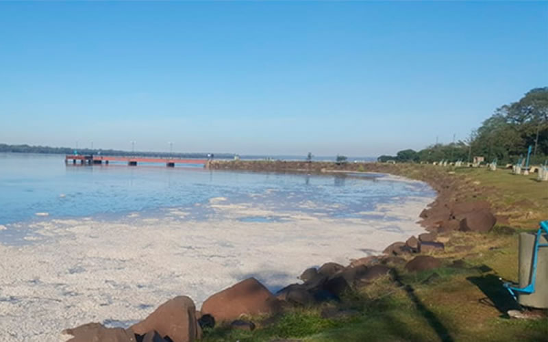 Salto Grande explicó a qué se debió el fenómeno de la aparición de espuma sobre el río Uruguay
