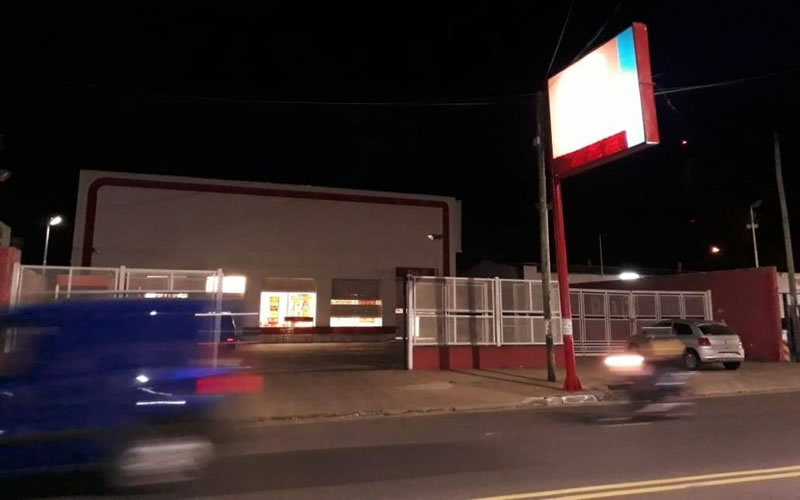 Arrebataron la cartera de una mujer cuando salía de un supermercado y se dieron a la fuga