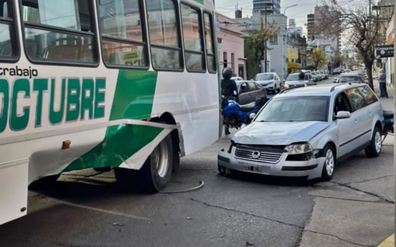 Fuerte choque entre un auto y un colectivo en zona céntrica deja dos heridos