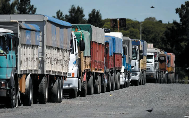 Transportistas advierten que se complicaría el abastecimiento de alimentos y preparan una medida de fuerza