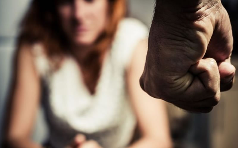 Encerró a su pareja y la estaba agrediendo físicamente cuando la policía logró detenerlo