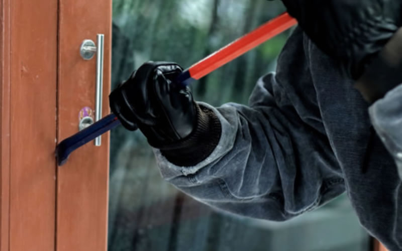 Ingresaron a una casa y uno de ellos fue detenido