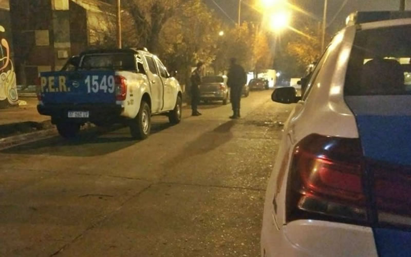 Violento efectuó varios disparos en una rotisería hiriendo a un joven