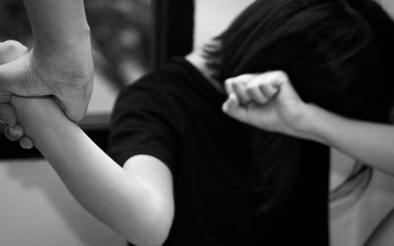 El llamado de alerta de su hija permitió a la Policía salvar a mujer que estaba siendo asfixiada por su expareja