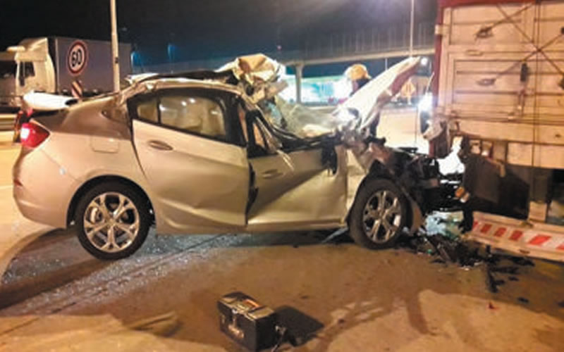 Un automovilista incrustó  su vehículo debajo del acoplado de un camión