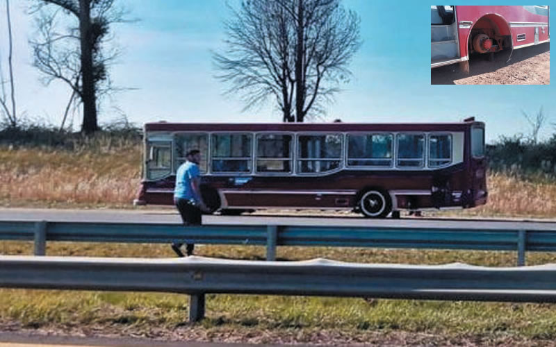 Desvalijaron un colectivo de estudiantes que se rompió en la ruta