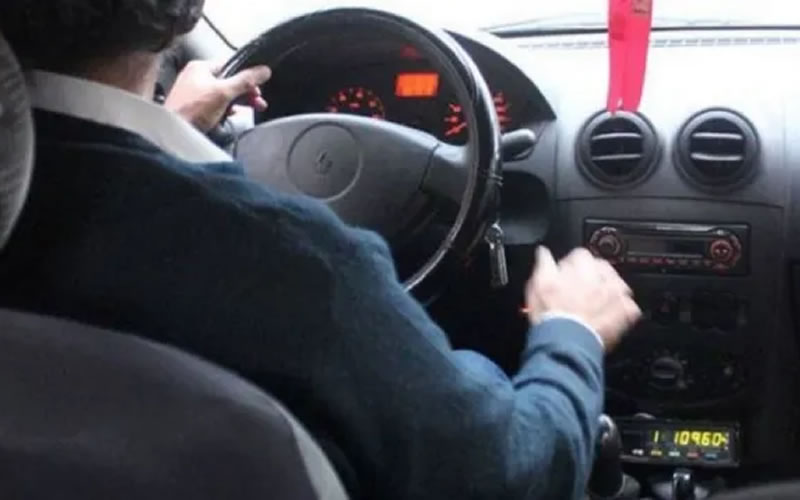 Dejó el remis en marcha para hacer una compra y se lo robaron