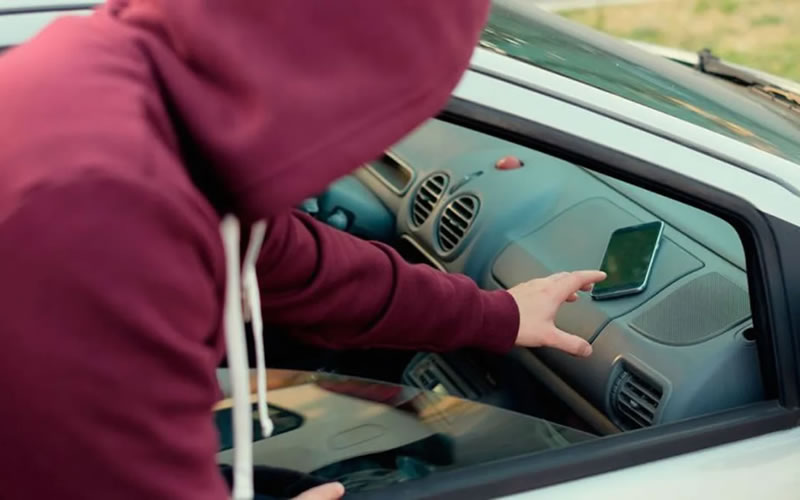 Le robaron el celular del interior de su auto
