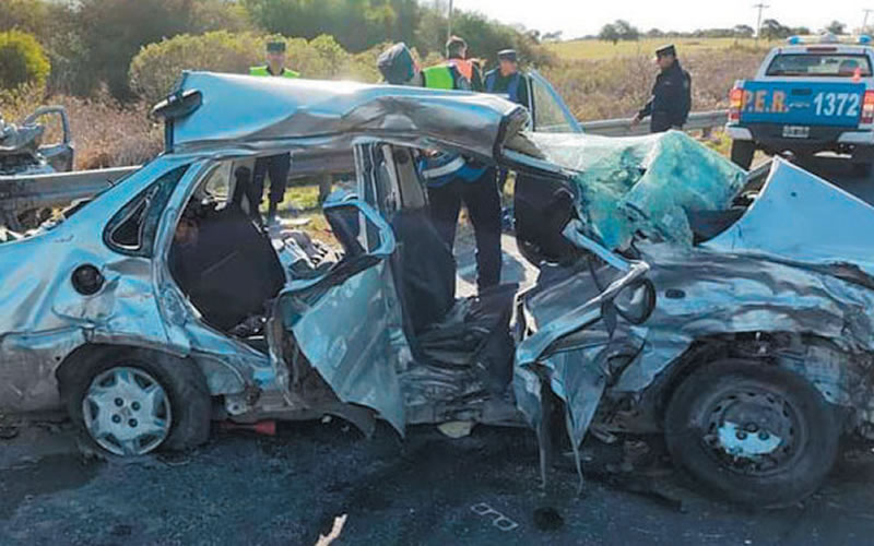 Fallecieron tres personas en un choque entre dos autos, perdió el control y cruzó de carril