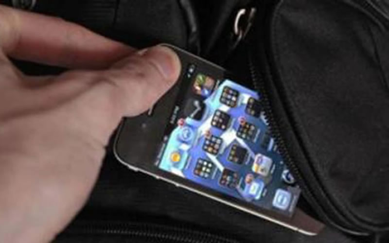 Menor de edad le robó el celular a una joven con un arma blanca