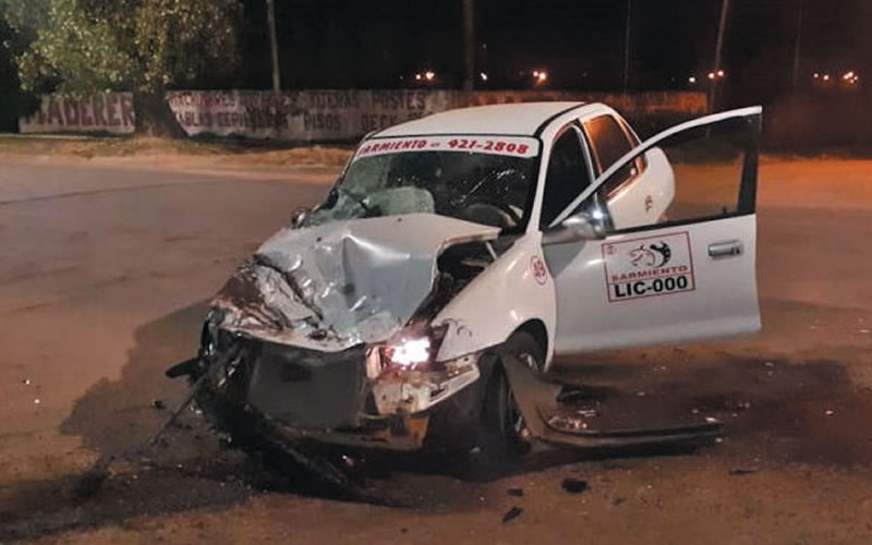 Un remisero debió ser hospitalizado tras chocar contra un colectivo