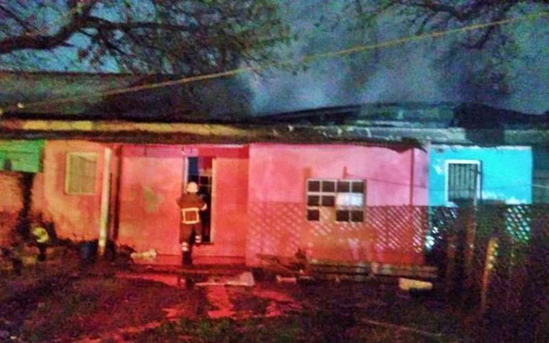 Benito Legerén: Cortocircuito habría iniciado el incendio que provocó pérdidas totales para 3 familias y afectó a otras 6