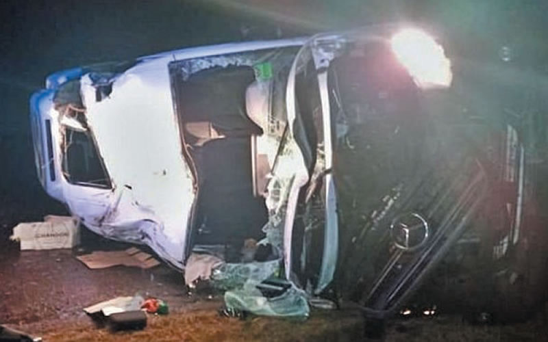 Tres lesionados tras el vuelco de un vehículo utilitario en la Autovía