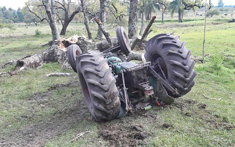 Arrastraba un árbol caído pero el tractor se le dio vuelta y se salvó de milagro