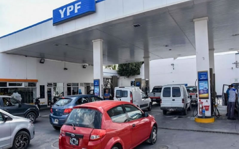 Los camiones y vehículos livianos con patente extranjera deberán pagar más por el gasoil que lo que pagan los argentinos