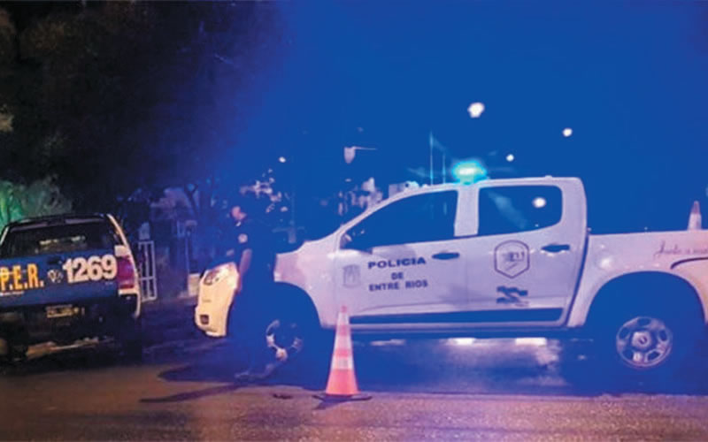 Vio a la policía y se dio a la fuga abandonando su moto