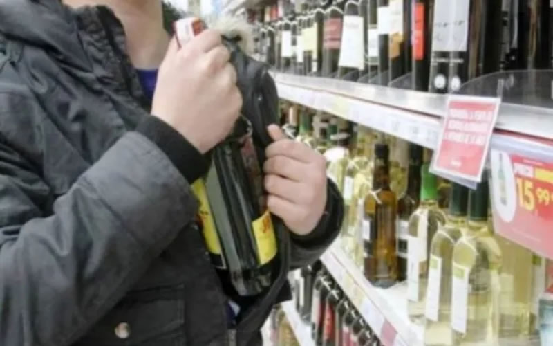Robó bebidas alcohólicas de un comercio y fue detenido