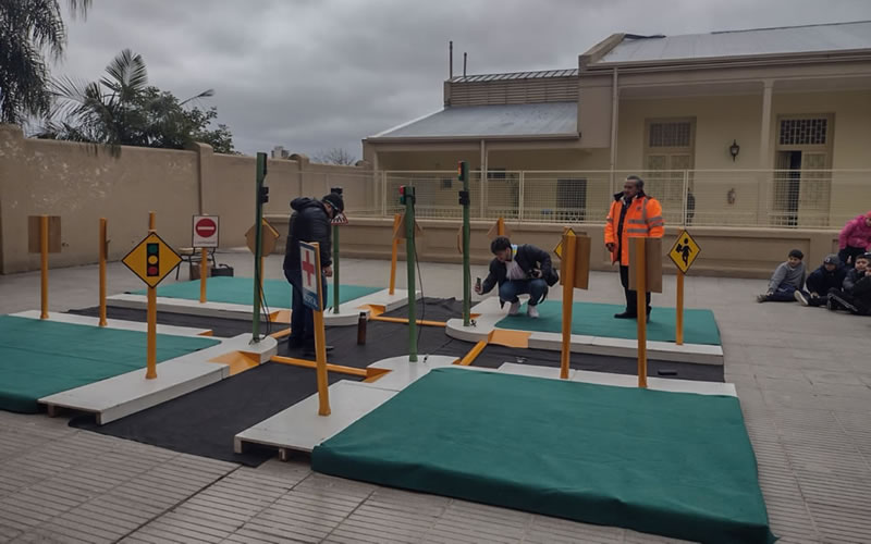 Charla de seguridad vial para alumnos de la  escuela primaria Nº 1 «Vélez Sarsfield»