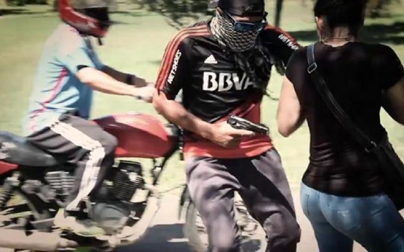 Dos motochorros le robaron el celular a punta de pistola a una mujer
