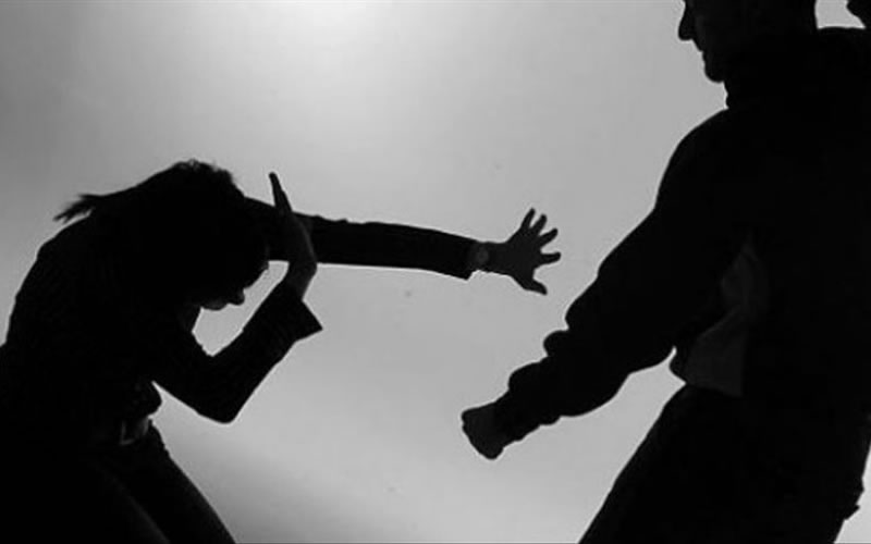 Una mujer estaba siendo víctima de violencia por lo que detienen a un joven