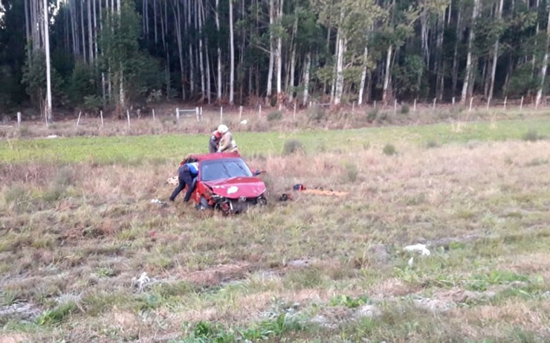 Joven murió al salir despedido tras volcar auto en que viajaba