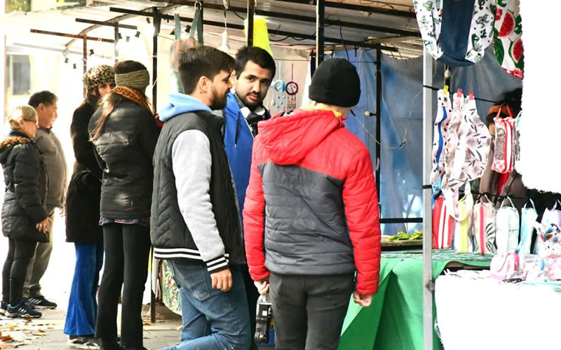 En la Plaza 25 y en la Costanera: Feria de artesanos y de emprendedores