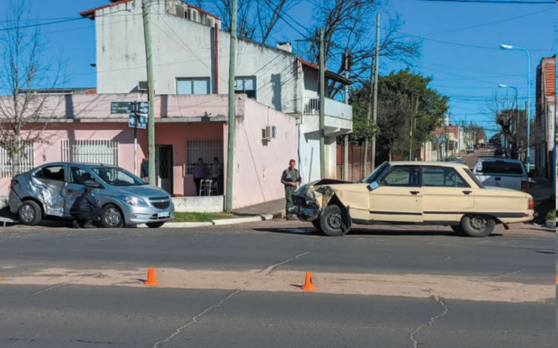 Violento choque de automóviles sobre avenida San Lorenzo