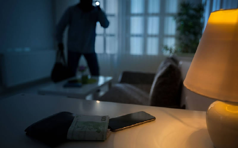 Entraron a robar a una casa y quedaron detenidos: Uno era menor de edad