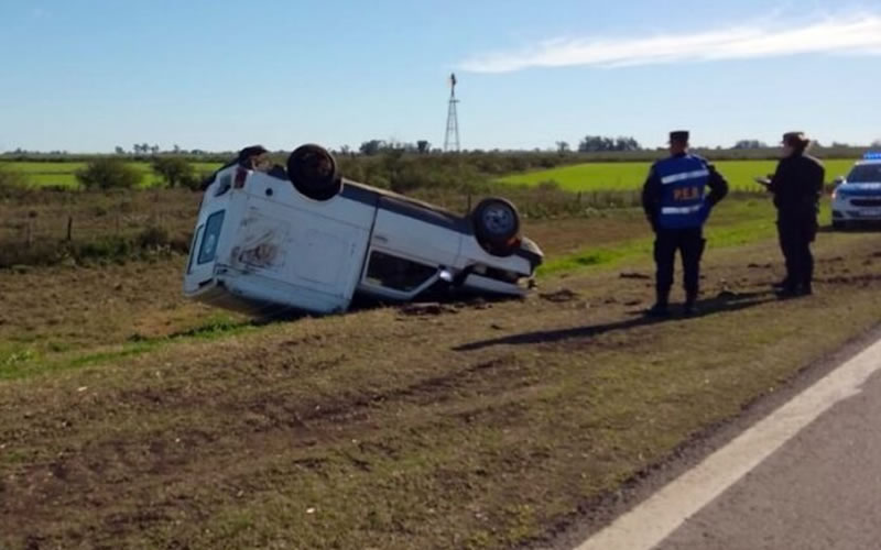 Un desperfecto mecánico provocó un fuerte vuelco en la Autovía 18