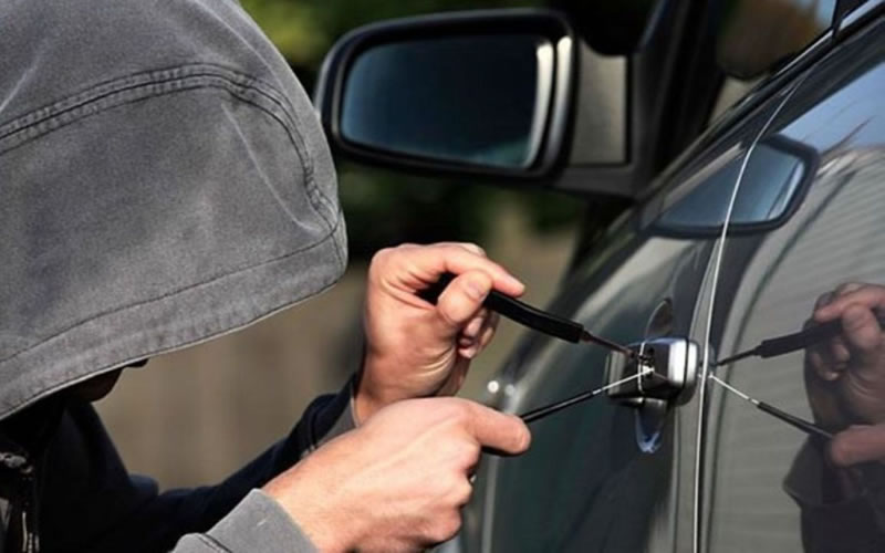 Robó varios elementos de un auto estacionado y se dio a la fuga