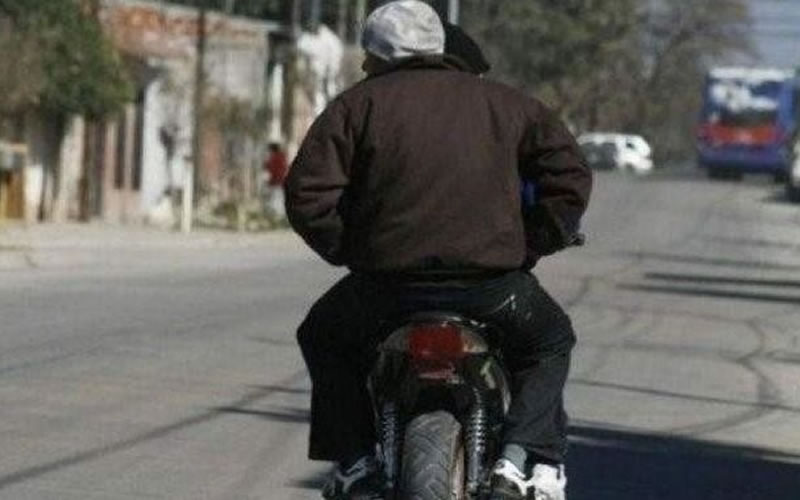 Motochorros armados con un cuchillo intentaron robarle el celular a una joven pero en su huida chocaron con una camioneta