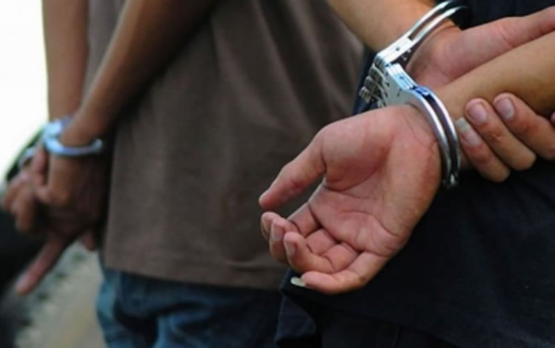 Detienen a dos hombres por amenazas a una mujer