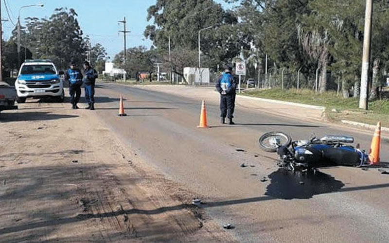 Motociclista lesionado al chocar contra una camioneta
