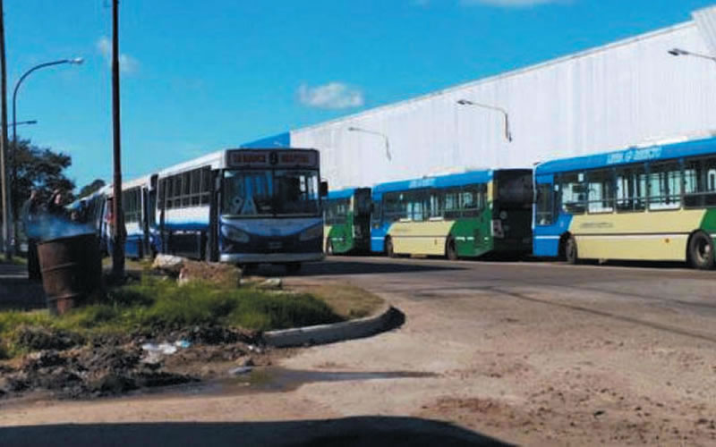 Comenzaron a retirar los colectivos de la ex Línea 9 que están en la vía pública