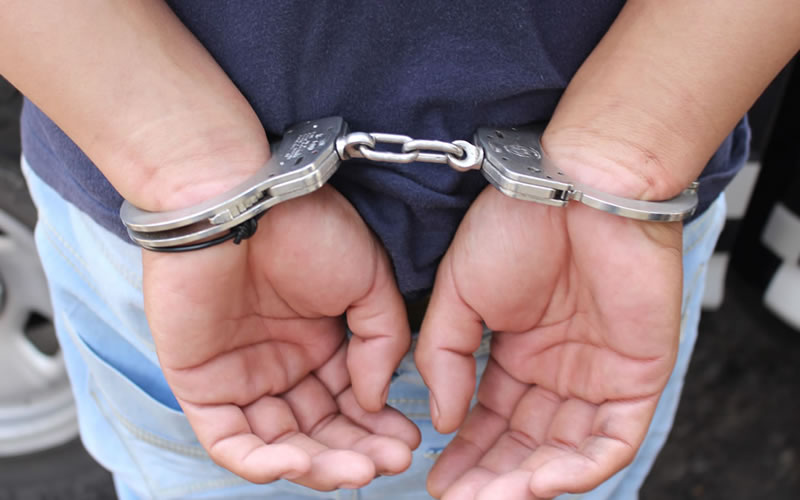 Vecino atrapa a un adolescente mientras intentaba robar en una casa