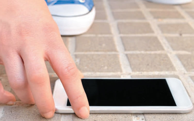 Detenidos luego de pedir dinero para devolver un celular a adolescente que lo había perdido