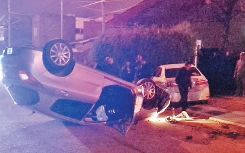 Chocó contra un auto estacionado y terminó volcando