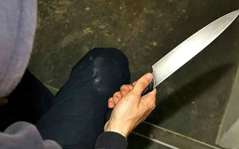 Por disputas familiares dos jóvenes se trenzaron a duelo de cuchillos provocándose heridas