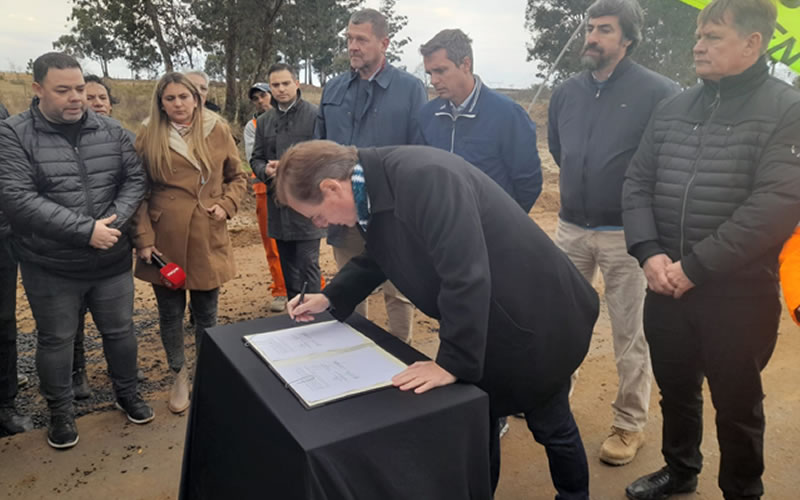 Se firmaron obras viales en la recorrida de los trabajos en Ruta 4 de Concordia