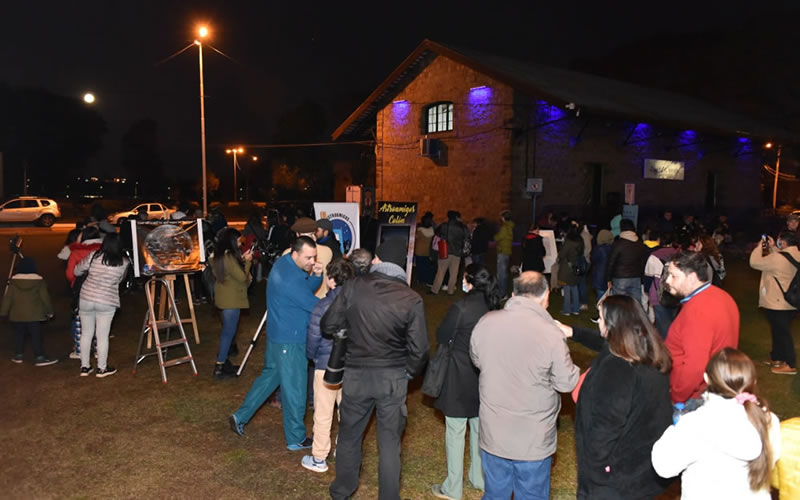 Costanera inició las vacaciones de invierno observando la Superluna