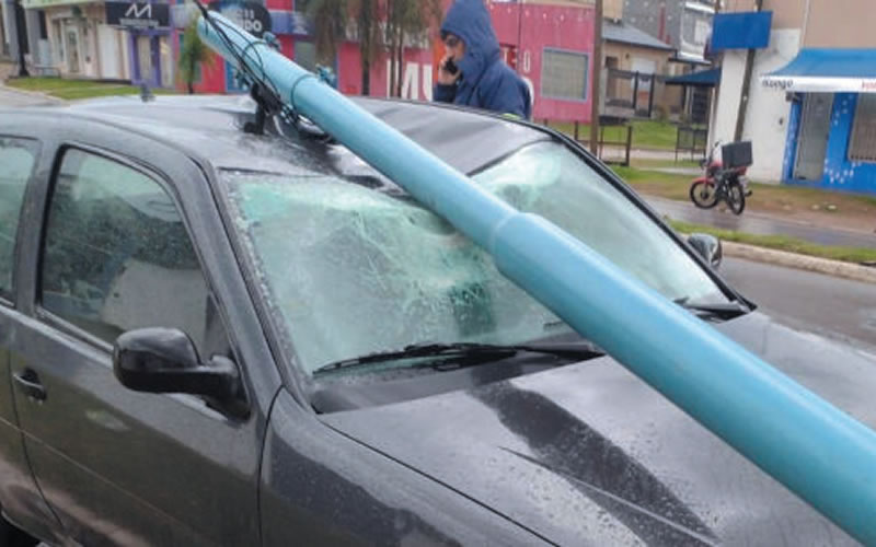 En medio del temporal, un poste de luz se precipitó sobre un auto estacionado