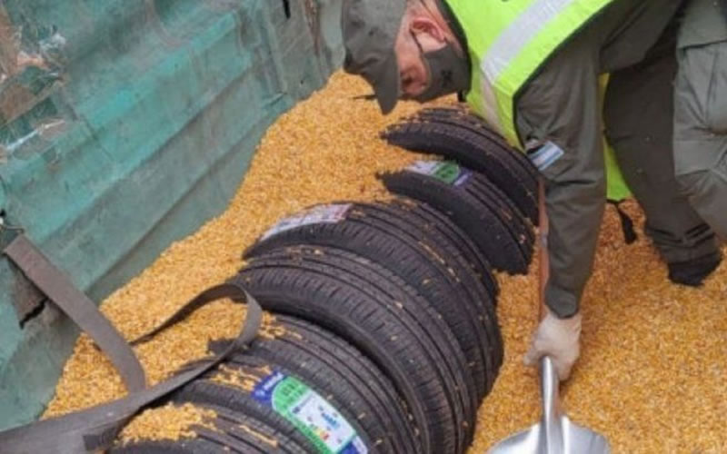 Contrabando: Tenían 117 neumáticos importados ocultos bajo toneladas de granos