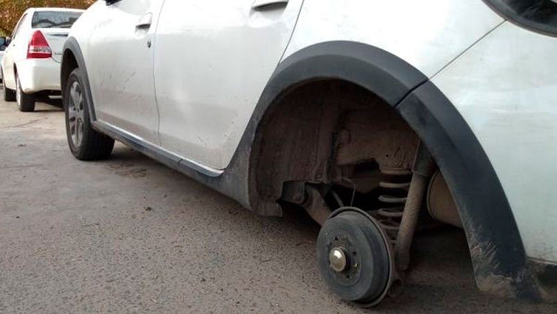 Lo detuvo un vecino cuando robaba la rueda de un vehículo
