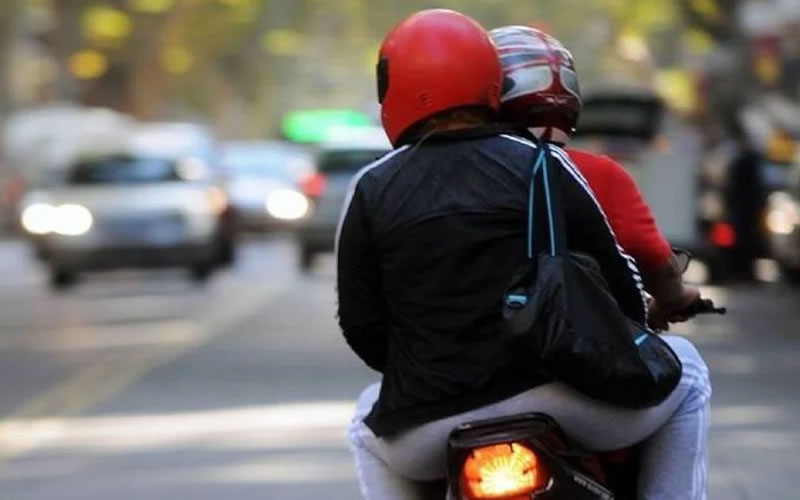 Prisión preventiva para empleado municipal y su pareja: Cometieron robos como «motochorros»