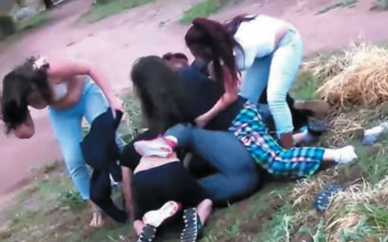 Una joven fue salvajemente golpeada por un grupo de mujeres en el barrio «Agua Patito»