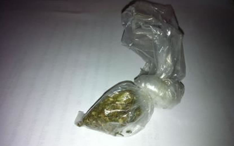 En operativo le secuestran marihuana a un hombre