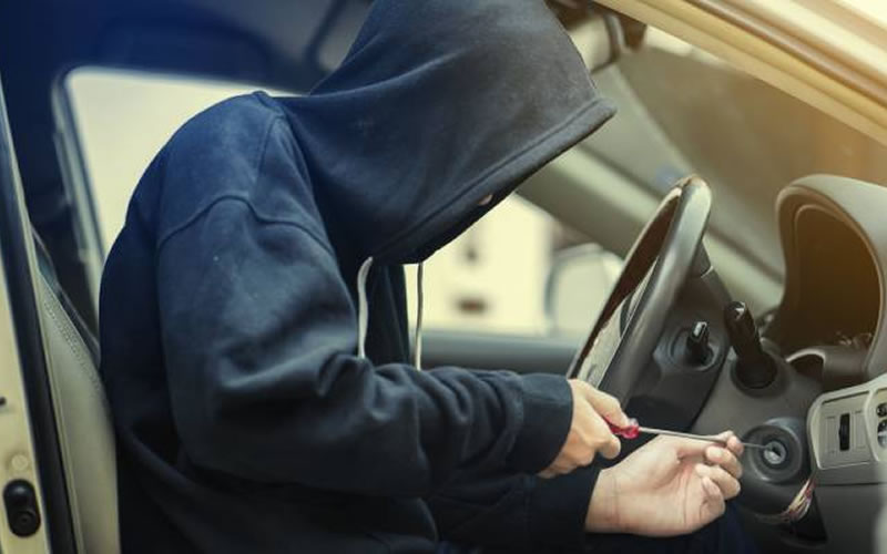 Varios individuos estaban robando elementos de un auto