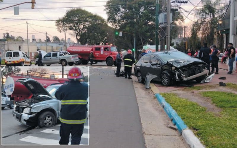 Conductor debió ser rescatado por los bomberos tras un fuerte choque entre dos vehículos