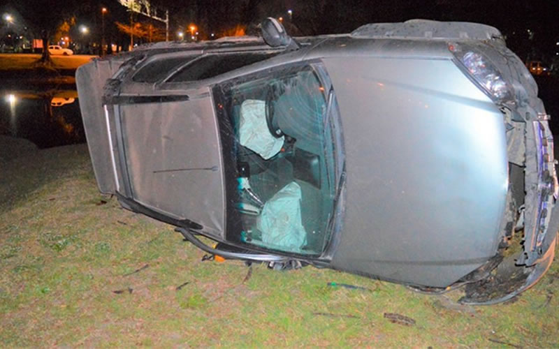 Falleció un adolescente tras impactar contra una alcantarilla y salir despedido de su camioneta